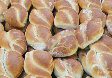 Los consumidores prefieren pan fresco y tradicional de panaderías locales.