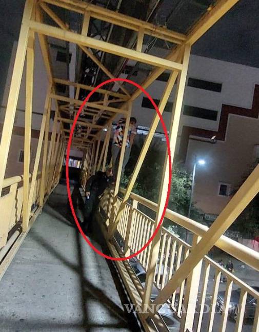 $!Un hombre de 59 años, originario de Coahuila, fue auxiliado por oficiales de la Policía de Monterrey cuando intentaba arrojarse desde un puente peatonal en el centro de la ciudad.