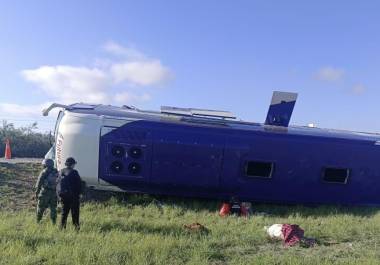 Agentes de la Fiscalía General de Nuevo León y peritos realizaron las diligencias correspondientes en el lugar del accidente.