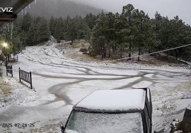 La Sierra de Arteaga se cubre de nieve, atrayendo a turistas, pero las autoridades piden precaución.