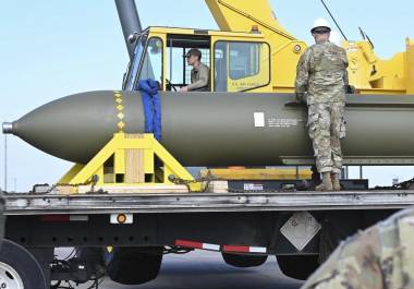 En esta fotografía publicada por la Fuerza Aérea de EE. UU. el 2 de mayo de 2023, los aviadores observan una bomba GBU-57, o Massive Ordnance Penetrator, en la Base Aérea Whiteman en Missouri.