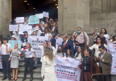 Trabajadores e integrantes de la Suprema Corte de Justicia de la Nación (SCJN) y personas que se identifican como simpatizantes de Morena se enfrentan a gritos frente al recinto.