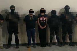 La pareja fue detenida en el municipio de Sabinas Hidalgo, en un operativo coordinado de Fuerza Civil con la AEI y el Ejército Mexicano