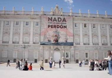 ‘Nada por lo que pedir perdón’: Esto se sabe de la supuesta lona en Palacio Real de Madrid (VIDEO)