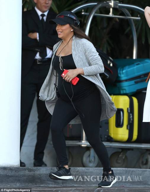 $!Eva Longoria deja ver su embarazo en Miami