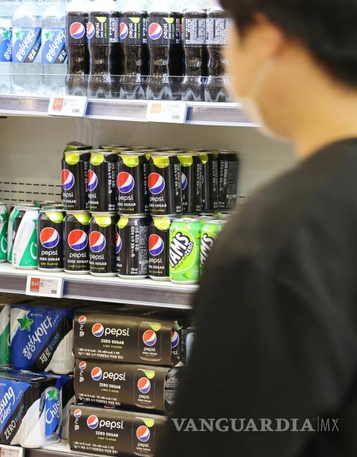 $!Un cliente mira bebidas sin calorías en una tienda minorista en Seúl, Corea del Sur, el 4 de julio de 2023.