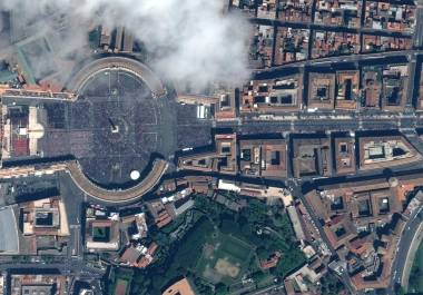 Imagen satelital que muestra la Plaza de San Pedro durante la misa funeral del Papa Francisco, en la Ciudad del Vaticano. De acuerdo con cifras del Vaticano, cerca 250,000 personas asistieron al funeral de Francisco.