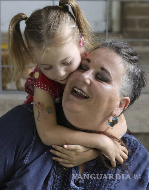 $!20 años después Amie Schofield, da a luz otro hijo intersexual