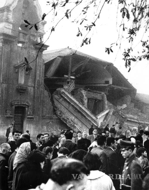 $!La gente en primer plano mira las ruinas de la Iglesia de Concepción, que se derrumbó parcialmente como resultado del terremoto en Concepción, el domingo 22 de mayo de 1960.