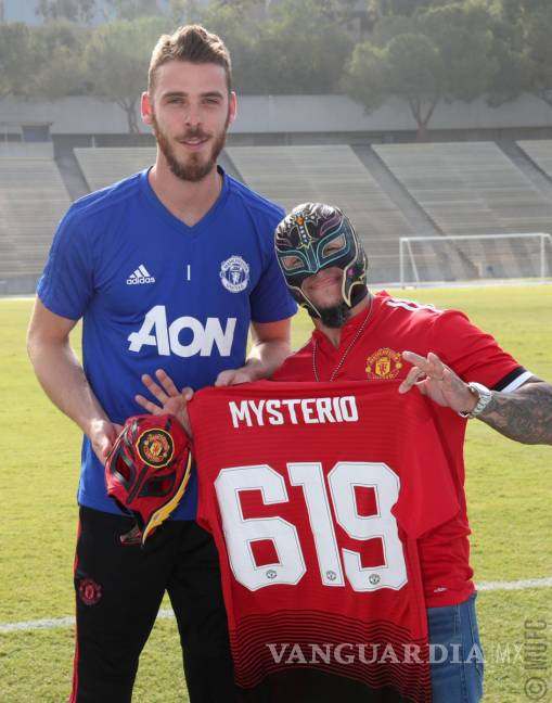 $!Rey Mysterio se toma la del recuerdo con José Mourinho