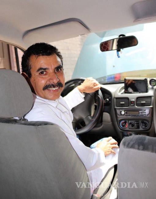 $!Profesor del IPN convierte su coche de gasolina en uno eléctrico; sólo gasta 4 pesos por cada 25 km