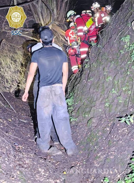 $!Rescatan a 9 jóvenes que se extraviaron en una barranca del Bosque de Chapultepec