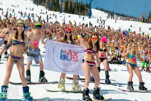 $!Cientos de esquiadoras en bikini imponen sexy récord