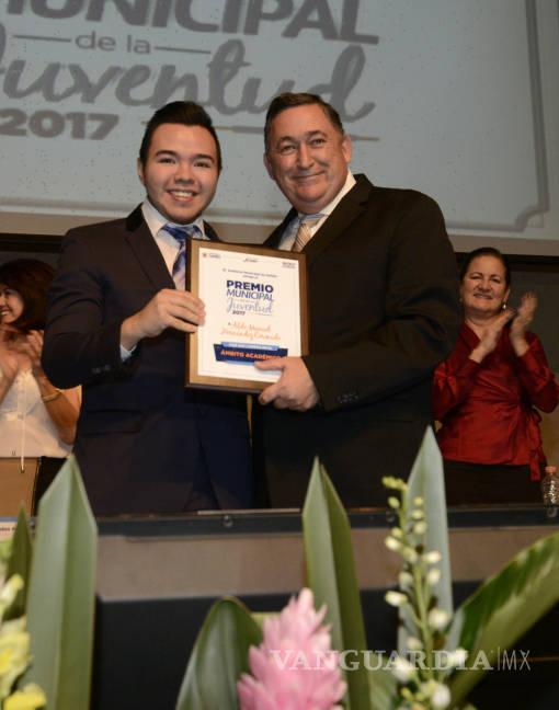 $!Entrega Alcalde de Saltillo el Premio Municipal de La Juventud