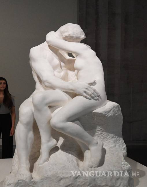 $!Vista de la escultura El beso del escultor francés Auguste Rodin. EFE/ Facundo Arrizabalaga