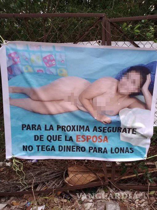 $!Mujer exhibe desnuda a la amante de su esposo con una lona en la calle
