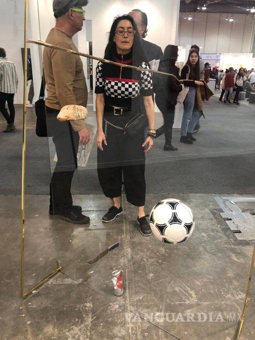 $!¿Avelína Lésper sí destruyó la obra de Rico?... publican fotos de la crítica poniendo una lata cerca de ella