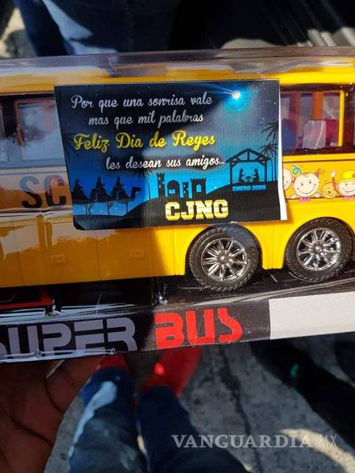 $!Sicarios del Cártel Jalisco Nueva Generación la hacen de 'Reyes Magos'... reparten juguetes a niños de Veracruz