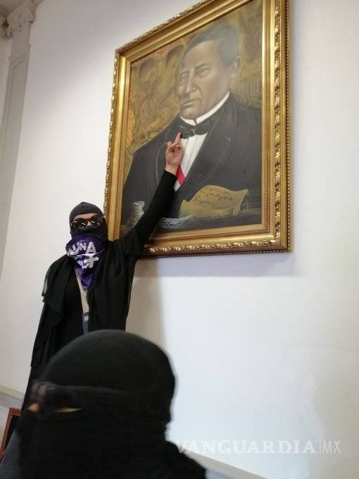 $!'Si viene la policía nos vamos defender', feministas seguirán 'ocupando' la CNDH