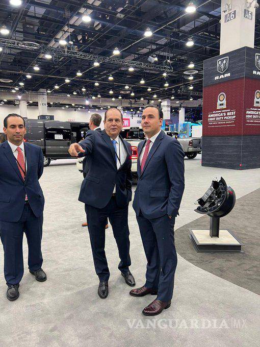 $!Manolo Jiménez, acompañado por el secretario de Economía, Claudio Bress, recorrió la exposición.