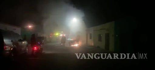 $!Vecinos de la colonia Ciudadela se unieron para tratar de extinguir el fuego antes de la llegada de los bomberos.