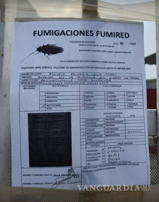 $!El director de la primaria aseguró que la última fumigación se realizó el 4 de abril y continúa vigente; padres exigen pruebas documentales.