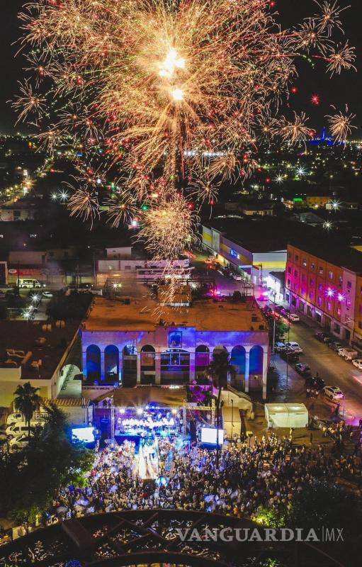 $!La música y el ambiente festivo se apoderan de la Plaza Principal mientras Mario Dávila, candidato del PAN, celebraba junto a sus seguidores el final de su campaña política.