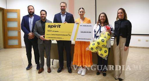$!De parte de Spirit Airlines entregó el donativo el CEO y presidente de la aerolínea, Ted Christie.