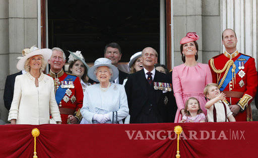$!¿Por qué el Príncipe William no usa un anillo de bodas, pero su esposa Kate Middleton sí lo hace?