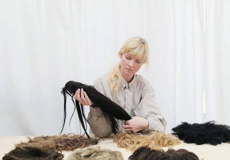 ¿Quién es Nina Beier, la artista que exhibe a perros vivos como parte de un performance en el Museo Tamayo?