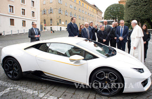 $!Regalan un Lamborghini al Papa Francisco; lo subastará para beneficiencia