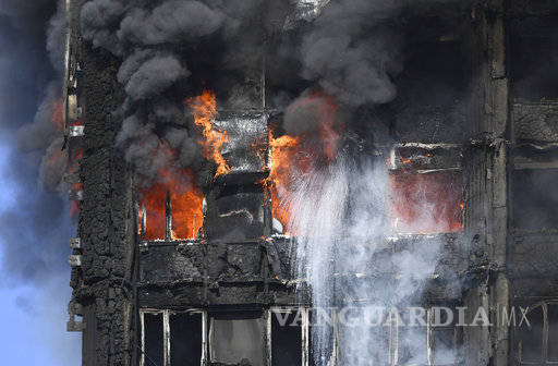 $!Al menos 12 muertos y 74 heridos en incendio de edificio en Londres