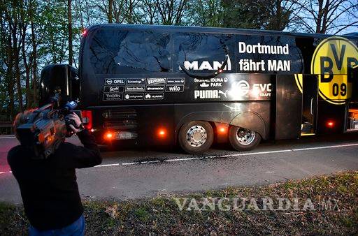 $!Así quedó el autobús del Borussia Dortmund tras explosión: Galería