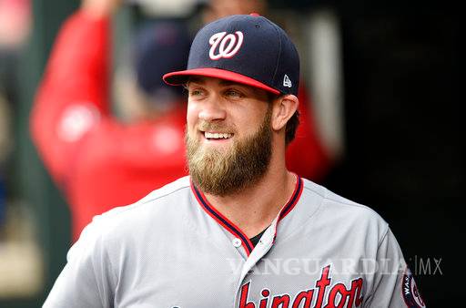 Bryce Harper firma contrato millonario con los Nacionales