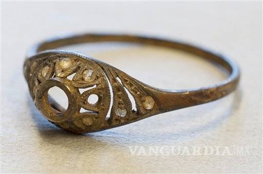 $!Encuentran anillo y cadena escondidos en taza en Auschwitz