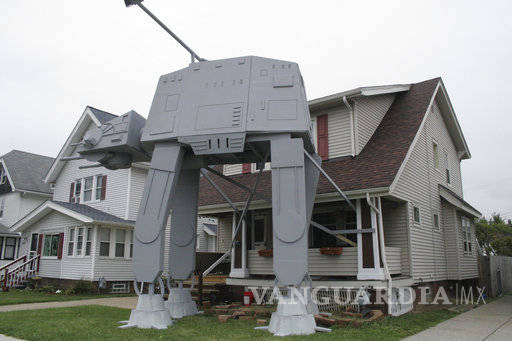 $!Vecino de Ohio replica en su jardín un transporte acorazado de &quot;Star Wars&quot;