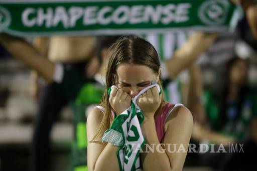 Aficionados le rinden homenaje al Chapecoense en su estadio