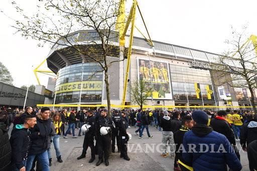 $!Así quedó el autobús del Borussia Dortmund tras explosión: Galería