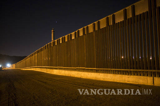 $!Propuestas de muro fronterizo incluyen paneles solares, concreto balístico y... ¡atracción turística!