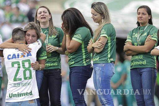 $!Chapecoense regresa a las canchas y los sobrevivientes levantaron el trofeo de la Sudamericana