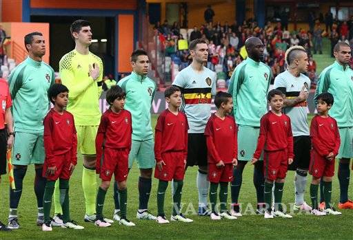 Jugadores de Bélgica recuerdan a las victimas de atentados