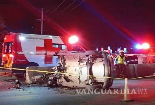 $!Autoridades viales concluyeron los peritajes sobre el accidente ocurrido en la carretera Torreón-San Pedro, a la altura de Los Azulejos.