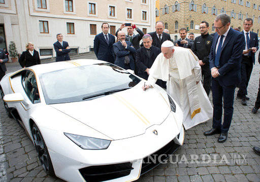 $!Regalan un Lamborghini al Papa Francisco; lo subastará para beneficiencia
