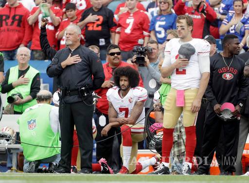 Aumenta la 'bola de nieve' contra Kaepernick por protesta