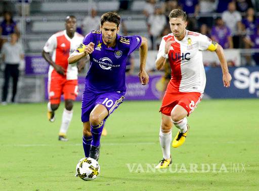 Kaká descarta jubilación y quiere regresar al Sao Paulo