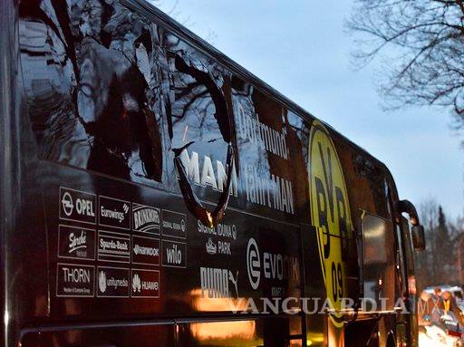$!Así quedó el autobús del Borussia Dortmund tras explosión: Galería