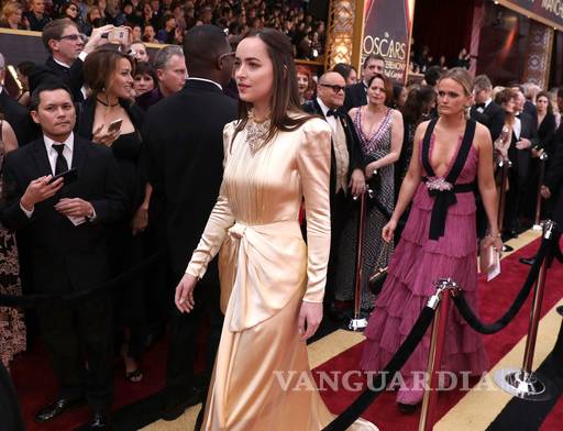 $!Dakota Johnson, la más protegida en los Oscar, llegó con 20 guardaespaldas