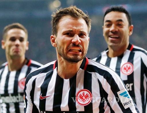 Frankfurt con Fabián sorprende al Dortmund