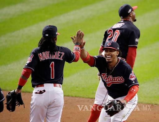 Indios 'despluman' a los Azulejos y se ponen 1-0 en la Serie de Campeonato de la Americana