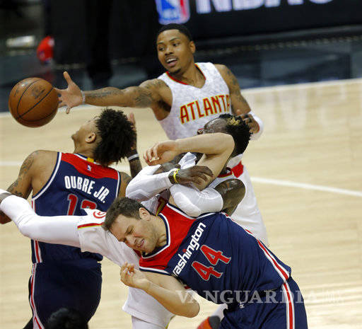 $!Hawks apagan la magia de los Wizards